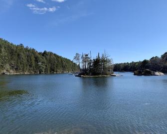 Two-Bedroom Maine Coastal Waterfront Cottage / optional kayak rental - Bath - Outdoors view
