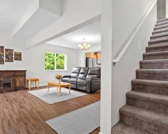 The Sequoia a New 4bd with Soak Tub and Sauna Olympia - Olympia - Living room