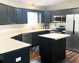 Nauvoo Family Reunion Retreat! 8/4 Sleeps 23! - Nauvoo - Kitchen