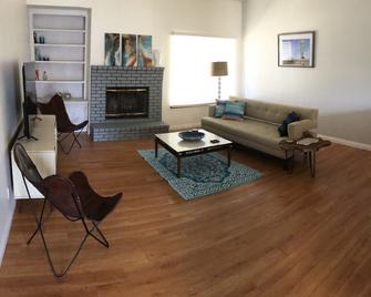 California City Tastefully Modern 4 Bd Vacation home - California City - Living room