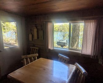 Secluded Cabin Rental With Fireplace On - Clam Lake - Dining room