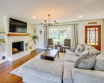 Fire Pit And Grill Tyler Home On 5 Acres - Tyler - Living room