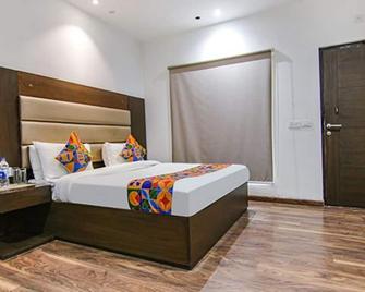 Fabhotel Paradise Ville Resort - Bhimtal - Schlafzimmer