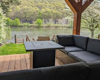 River Cottage w 2 Story covered deck w/ 2 firepits, Coffee bar & outdoor TV area - Franklin - Patio