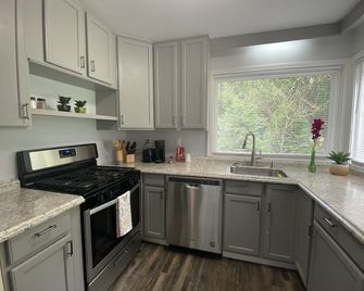 Veda Inn & Cottages - Maggie Valley - Kitchen