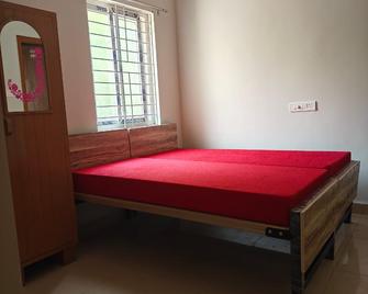 Narasimha Swamy Sln Luxury Pg - Hyderabad - Bedroom