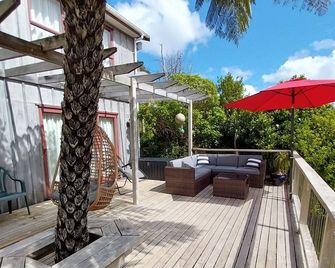 Endeavour Inlet, The Pines, 20 min stroll to Furneaux Lodge, on the QCT, Wi-Fi - Endeavour Inlet - Balcón