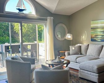 Open Layout Townhome Near All the Fun - Douglas - Living room