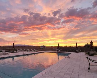 Tiny River Home Beach, Pool, Spa, Boat Launch, Gym, Fishing Pond, Playground - Ehrenberg - Piscina