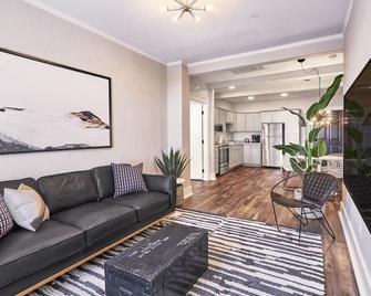 Historic Evanston Building Downtown + Walk to Moccasin Springs, Restaurants, VA - Hot Springs - Living room