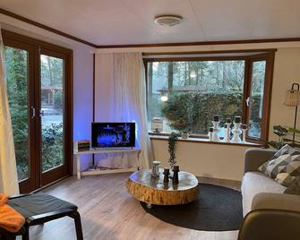 Tranquil forest chalet by a pond in Veluwe, sleeps 4 - Doornspijk - Sala de estar