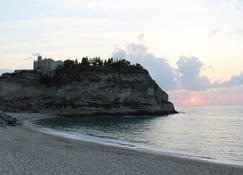 House in Tropea a stone's throw from the sea! 4 + 1 pers. For couples or families. - Tropea - Beach