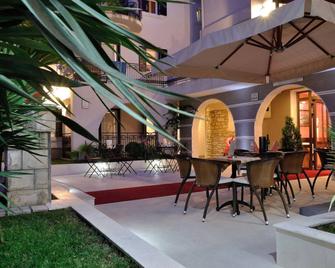 Hotel Djuric - Petrovac - Patio