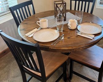 Cozy 2-bedroom Milking Parlor in peaceful Logan County near Russellville with AC - Russellville - Dining room
