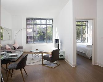 Stunning Midtown East 1 Bed w/ Gym, Rooftop #6135 - New York - Living room