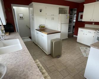 Rare Find! 4br, 2ba Home W/Deck/Grill/Fireplaces. Pet Friendly W/ Fenced In By - Sidney - Cocina