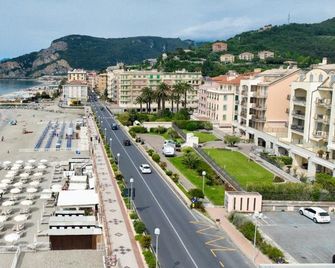 Hotel La Bussola - Finale Ligure - Building
