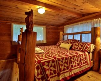 Spacious Luxury Cabin Rental for Group Mountain Retreat near Leavenworth - Leavenworth - Bedroom