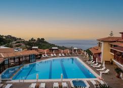 海景村度假酒店 - 瓦西里科斯 - 游泳池