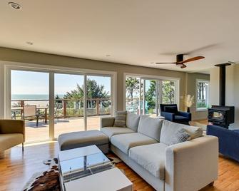 Moclips Home with Hot Tub and Stunning Beach Views! - Moclips - Living room