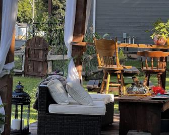 Emily's Place Bed and Breakfast - Creemore - Patio