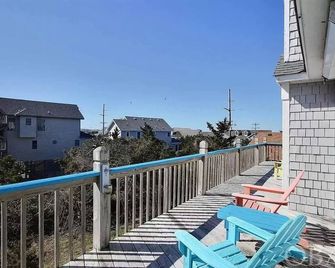 White Dune- Ocean side cottage, 90 second walk to the beach - Avon - Balcón