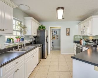 Pet-Friendly Pcb Home W/ Hot Tub, Near Beaches! - Panama City Beach - Kitchen