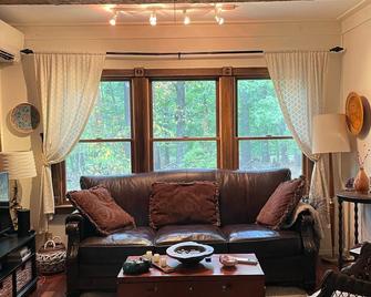 Cedar Cottage with hot tub as seen in New York Times escape section. - Woodstock - Living room
