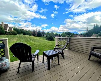 F4 Warm Fairway Village Townhome mountain views and large lawn So much to do - Carroll - Patio