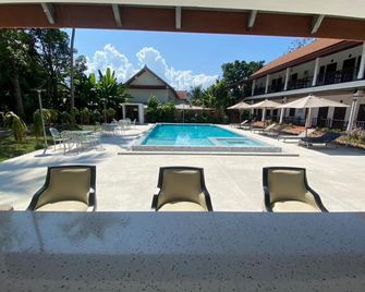 Vangsavath Hotel - לואנג פראבאנג - בריכה