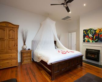 Open Fire and Spa Bath Indulgent and Luxury Villa - Strathalbyn - Quarto