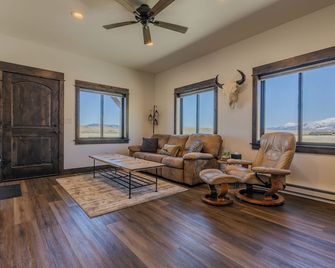 Chicory Guest Cabin - Paradise Valley, Mt - Livingston - Living room