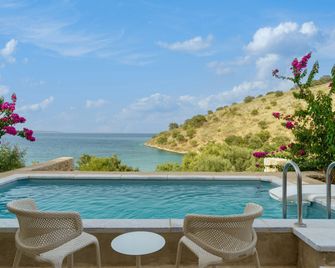 100 Rizes Seaside Resort- Small Luxury Hotels of the World - Gytheio - Басейн