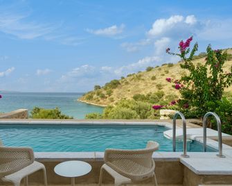 100 Rizes Seaside Resort- Small Luxury Hotels of the World - Gytheio - Piscina