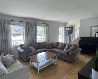 Family Home Perfect for Hosting Larger Groups - Forest - Sala de estar