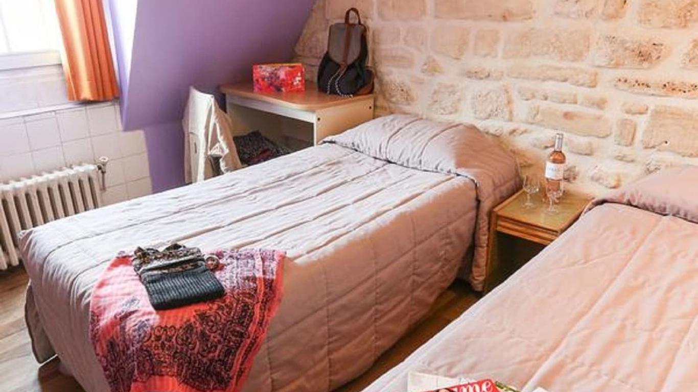 Le Montclair Montmartre by Hiphophostels