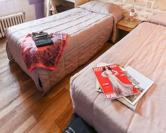 Le Montclair Montmartre by Hiphophostels - París - Habitación