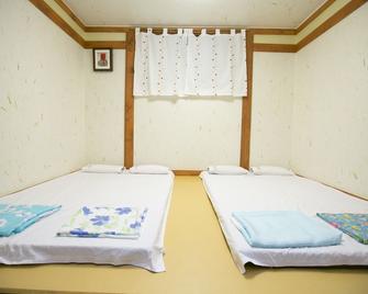 Bukchonmaru Hanok Guesthouse - Seoul - Bedroom