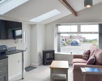 The Old Forge Cottage - Bridlington - Living room