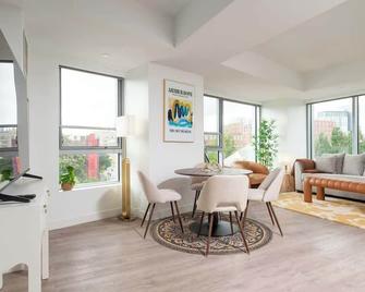 Central Balance Life Work Play - Cambridge - Dining room