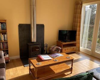 Spacious 2 bed cottage in rural location. Single storey, child friendly - Kinross - Living room