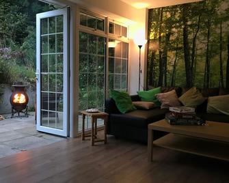 Peaceful and Secluded Bunkhouse style accommodation. - Llangollen - Patio