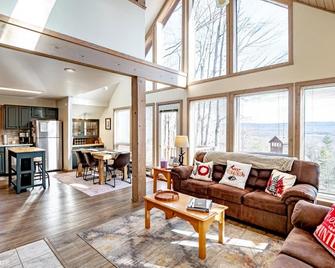 Trail Magic - Davis - Huiskamer