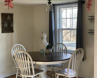 Cozy family and pet friendly 3BR Home - Southbury - Comedor