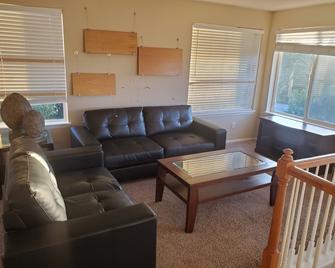 Beautiful 4Bd/2Bath Vacation Home- Blocks From Park Meadows! - Lone Tree - Living room