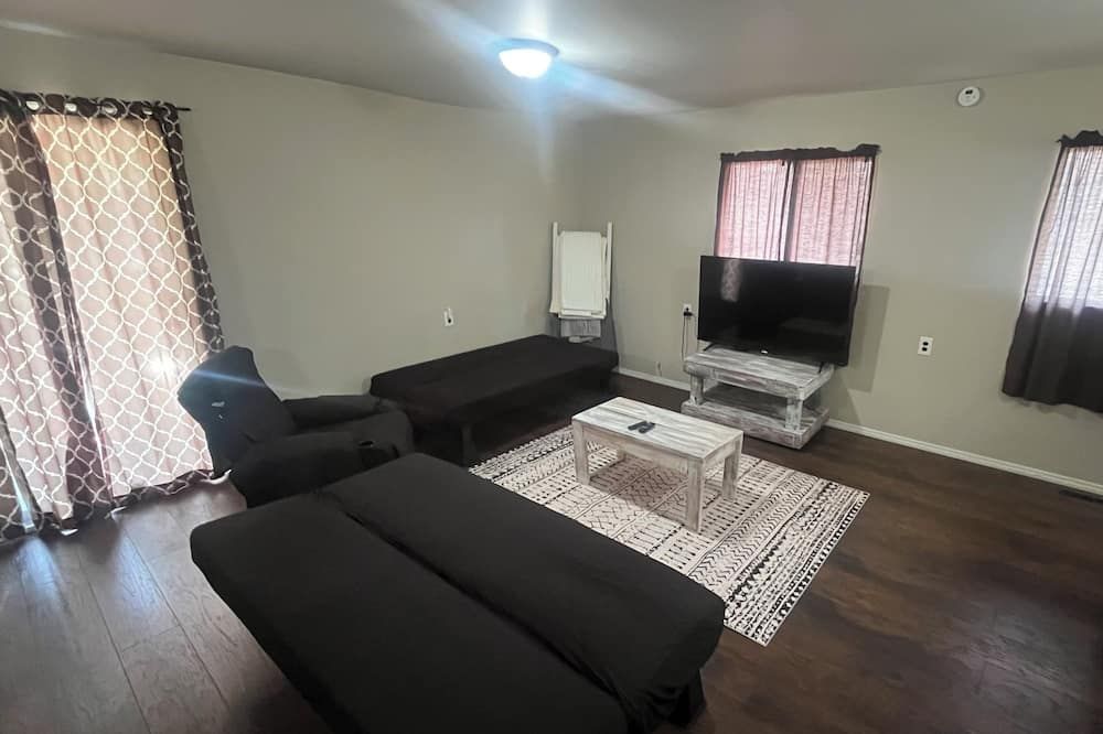 Guesthouse Sleeps 7 Kitchen Washer Dryer Dishwasher New Queens - Pittsfield - Вітальня