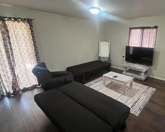 Guesthouse Sleeps 7 Kitchen Washer Dryer Dishwasher New Queens - Pittsfield - Вітальня