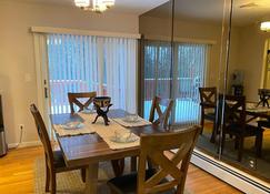 Cozy Family Home Near West Point, Shopping, Skiing and Legoland - 먼로 - 다이닝룸