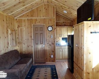 Simple Weekend Getaway near the Black Hills Region of South Dakota - Sundance - Living room