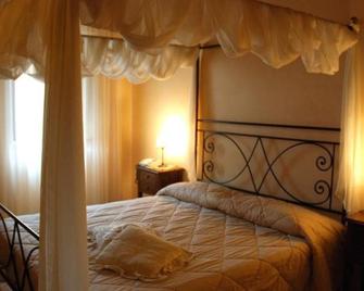 Locanda Le Logge - Macerata - Bedroom